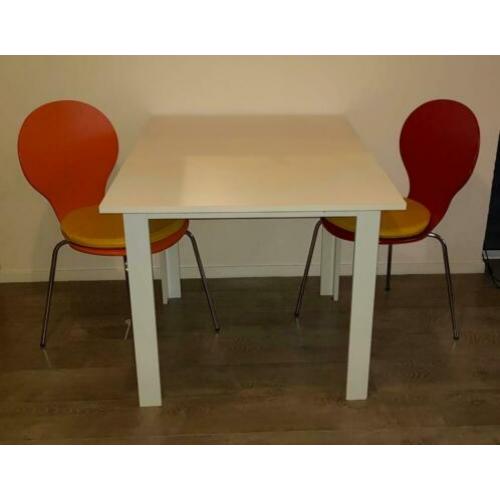 Witte tafel (80 x 80 cm) met twee stoelen