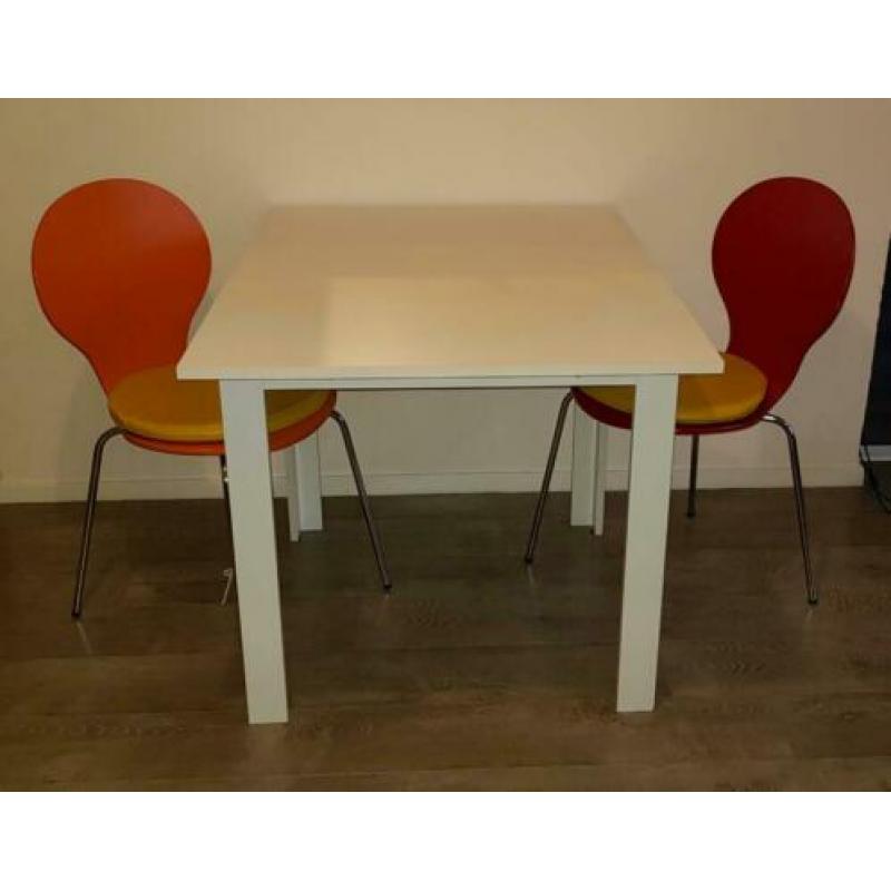 Witte tafel (80 x 80 cm) met twee stoelen