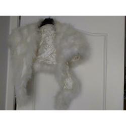 Witte stola met veren