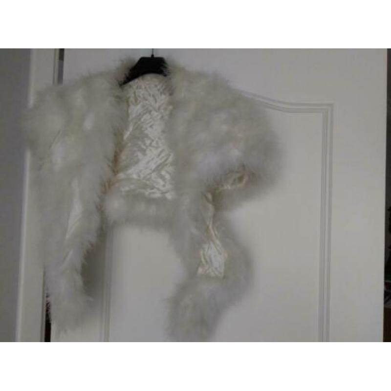Witte stola met veren
