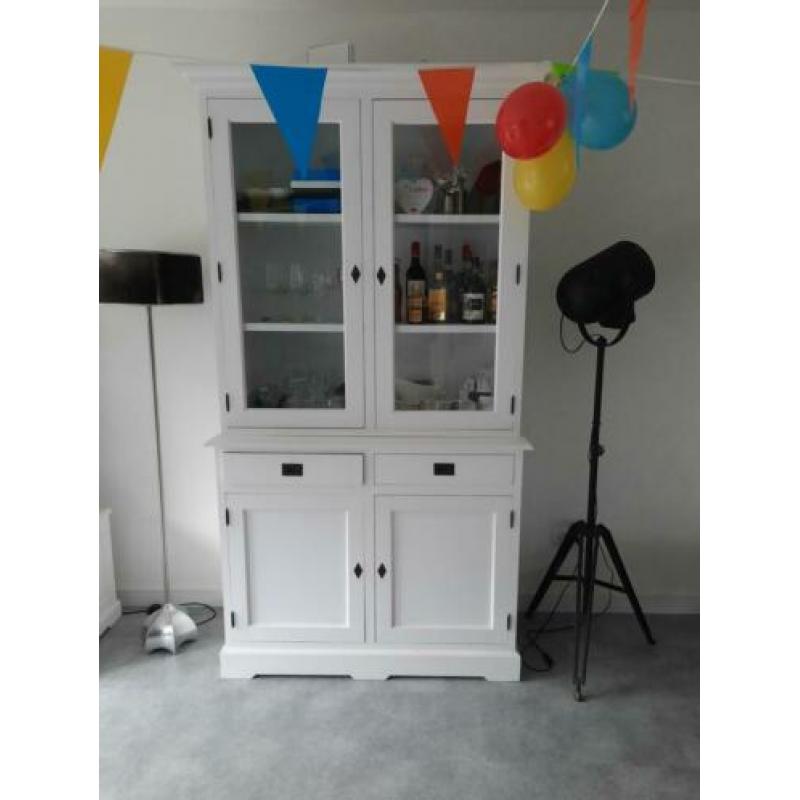 Witte houten bufferkast