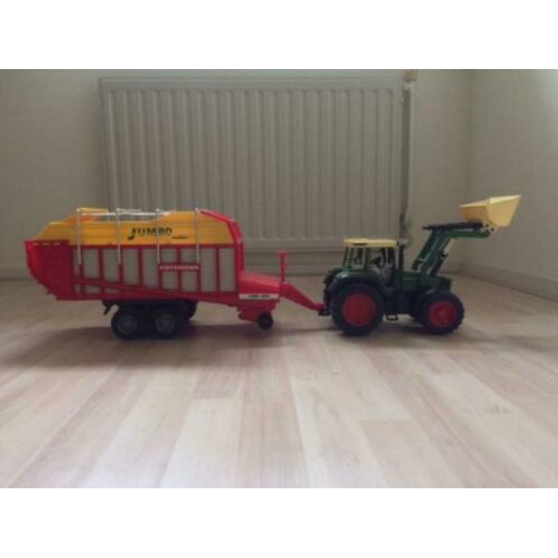 Bruder. Fendt tractor + voorlader + opraapwagen. Als nieuw.