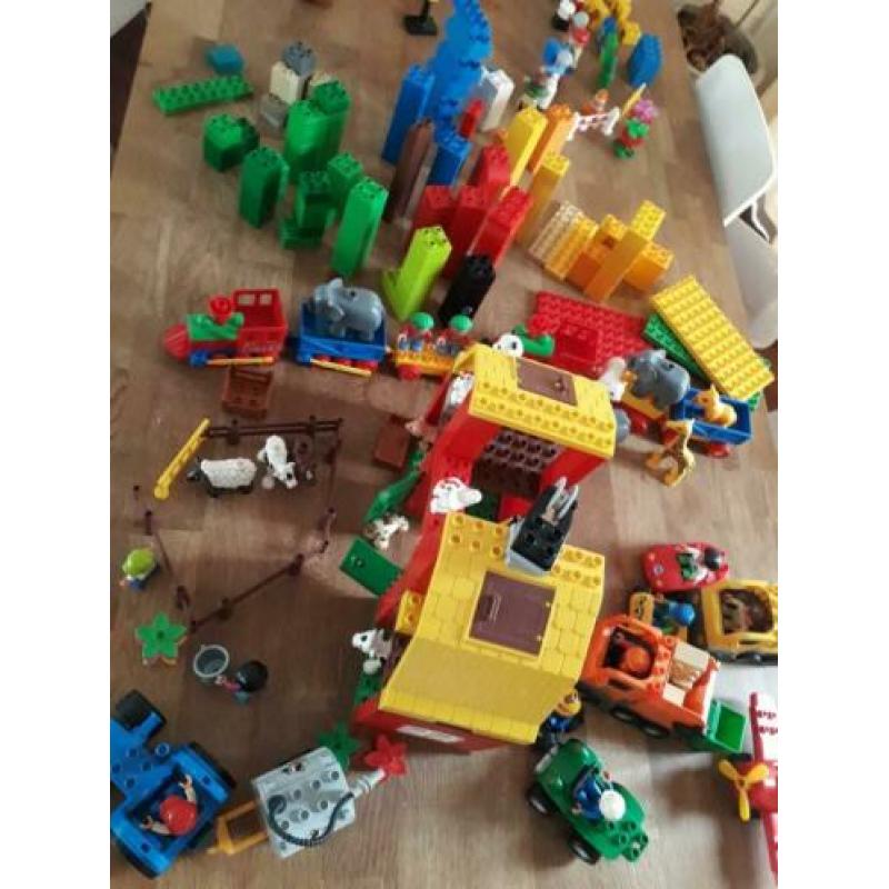 Duplo. Boerderij, dieren, poppetjes, stenen, cars, auto's.