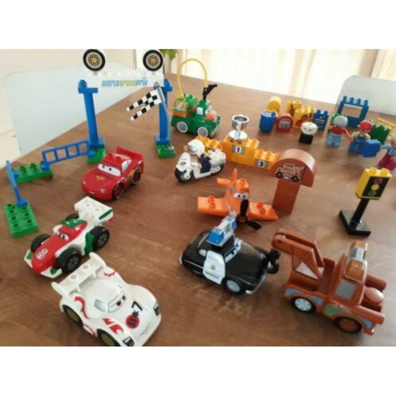Duplo. Boerderij, dieren, poppetjes, stenen, cars, auto's.