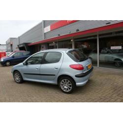 Peugeot 206 1.6-16V Gentry airco nw remmen nap apk