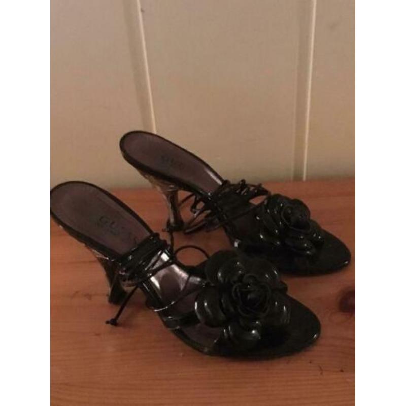 Aparte zwarte lak leren pumps met aparte hak van Guess, 37