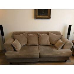 2 Beige banken een 2,5 en 3 zits incl 2 hookers