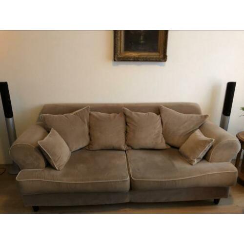 2 Beige banken een 2,5 en 3 zits incl 2 hookers