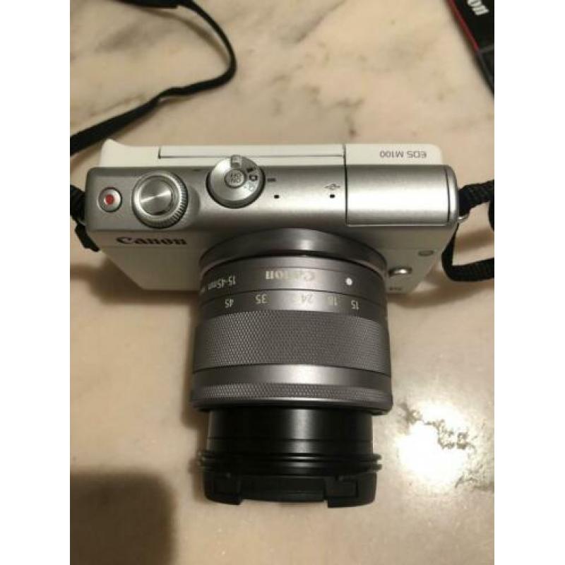 Canon EOS M100 wit te koop, 2 x gebruikt. Zo goed als nieuw!