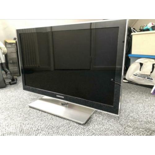 Samsung 50hz HD tv 32 inch met zilveren voetstuk
