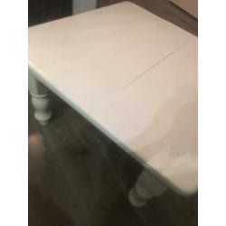 Witte vierkante tafel 80x80x 49 cm Goed over te verven , lan