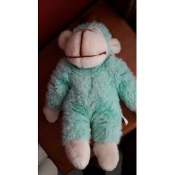 Groene aap. Zeer knuffelig. 30 cm. Gewassen 5,50.