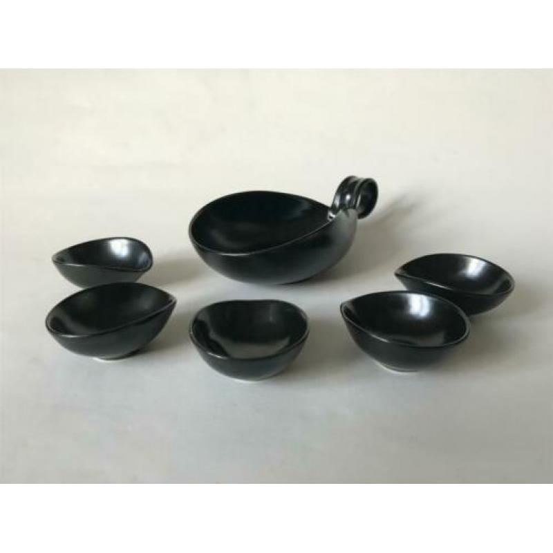 Retro/50s Plateel pinda setje met 5 kleine bakjes Kleur : Zw