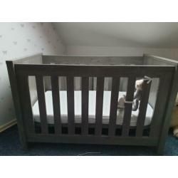 Mooi grijs ledikant+commode+sierplank