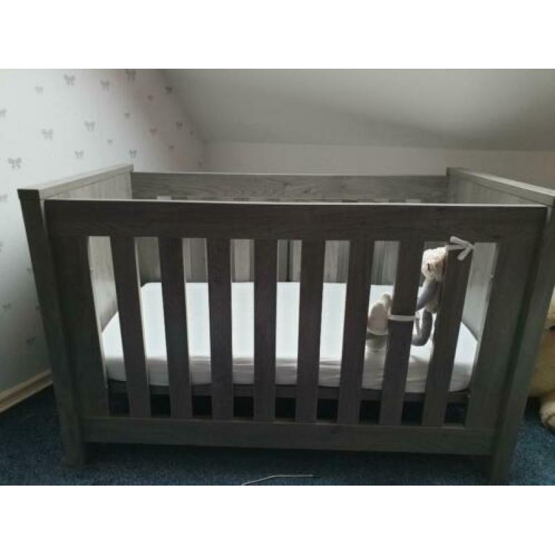 Mooi grijs ledikant+commode+sierplank