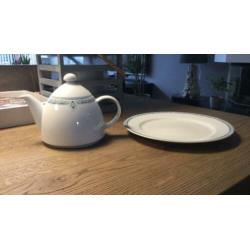Theepot en diner bord en andere onderdelen servies