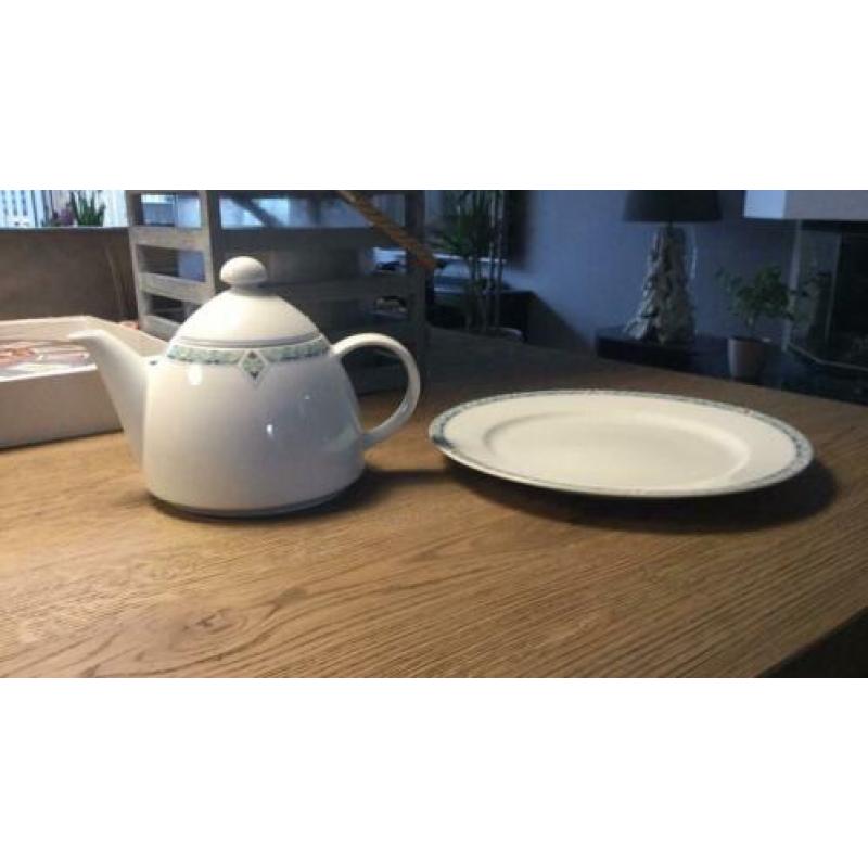 Theepot en diner bord en andere onderdelen servies