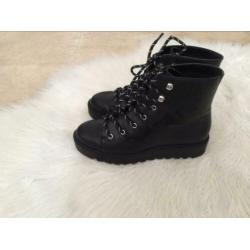 Divided veter boots maat 38.