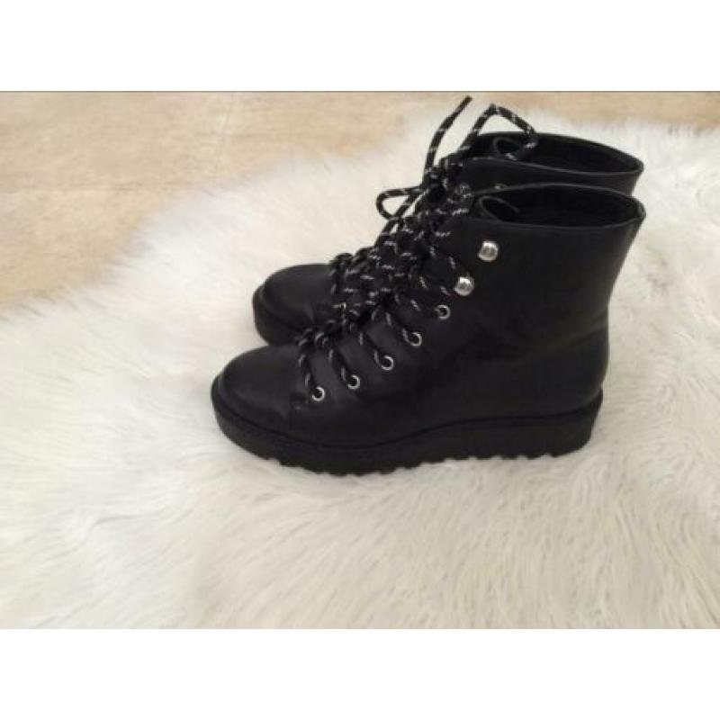 Divided veter boots maat 38.