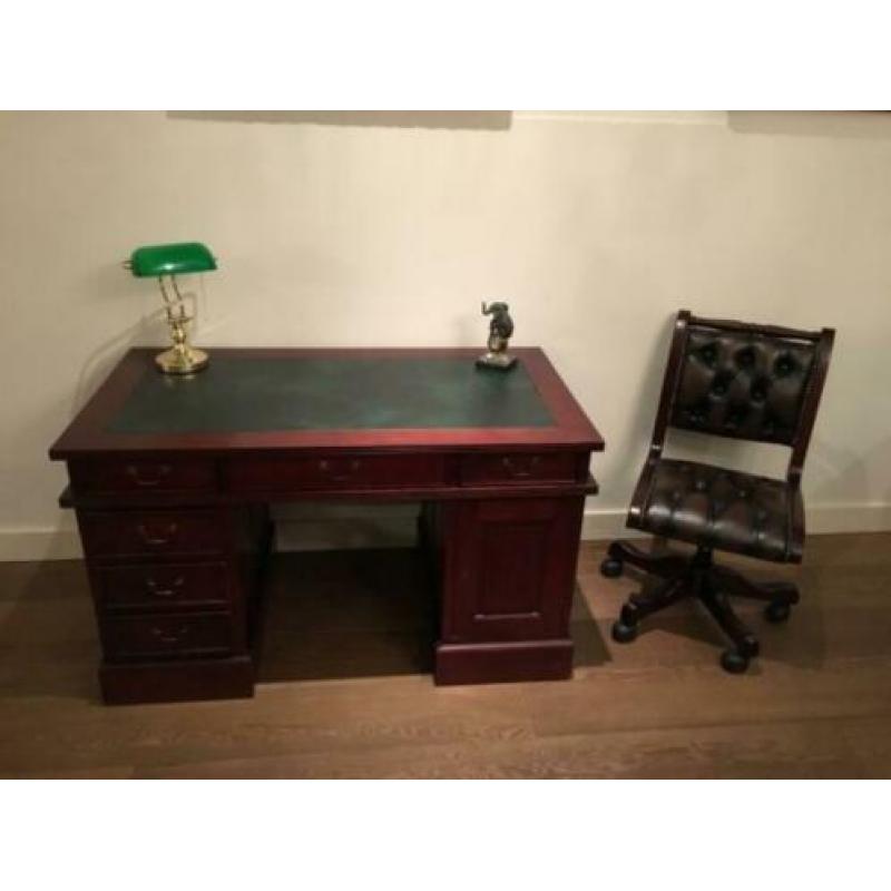 Koopje boekenkast chesterfield model Globe Wernicke €550,00