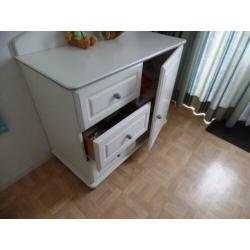 kinderbedje en commode