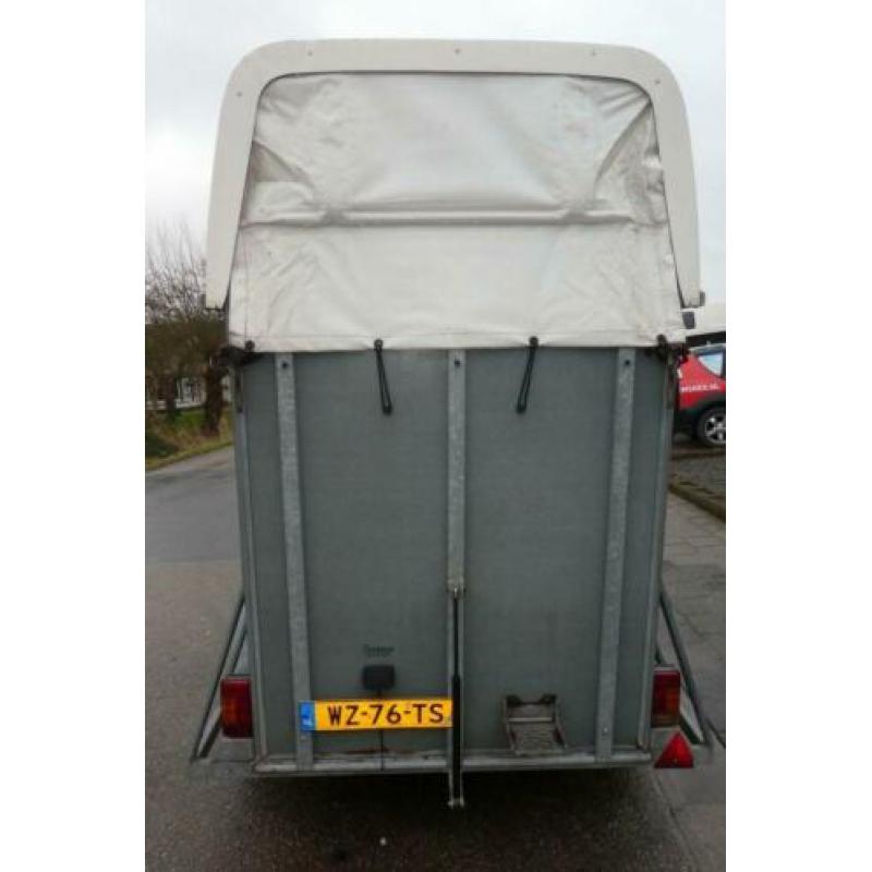 Bij Eemsned een gebruikte Hotra paardentrailer (bj 2001)