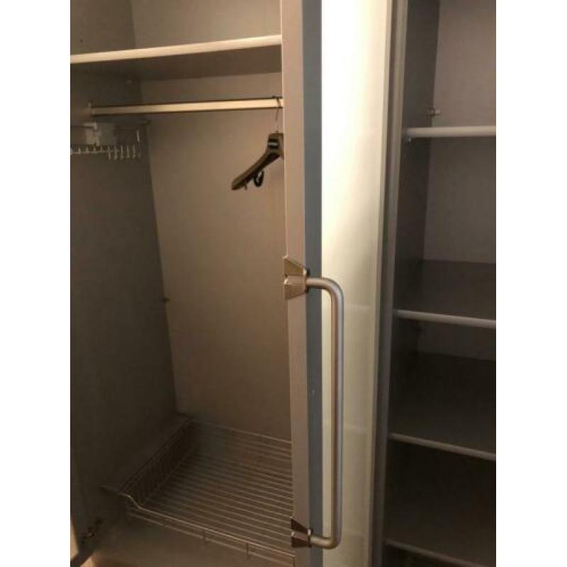 Kledingkast grijs met melkglas