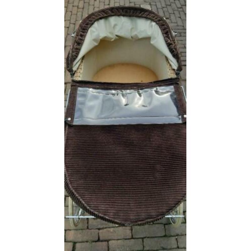 Retro vintage Kinderwagen rotan riet bruin velours bekleding