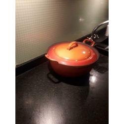 Mooie grote oranje gietijzeren braadketel doorsnee 30 cm