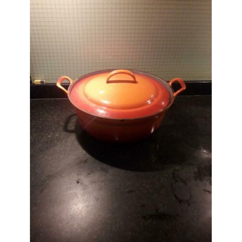 Mooie grote oranje gietijzeren braadketel doorsnee 30 cm