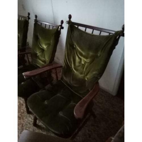 4 oudere houten zitmeubelen