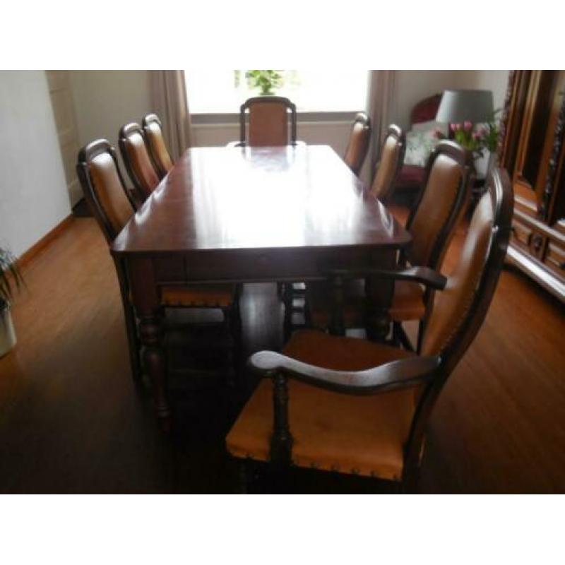 eetkamertafel + 8 leren stoelen