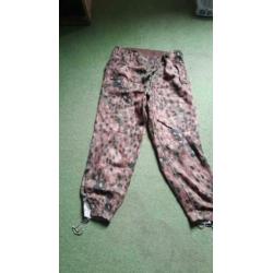 Dot camo broek.