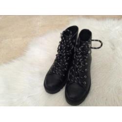 Divided veter boots maat 38.