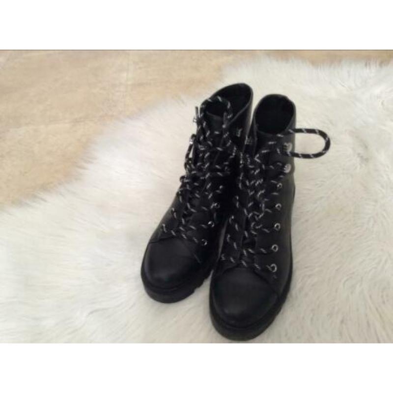 Divided veter boots maat 38.