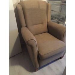 2 robuuste fauteuils