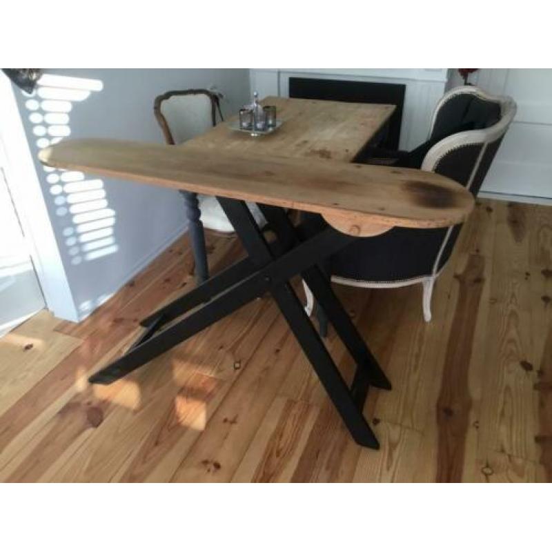 Oude sidetable vintage oude strijktafel
