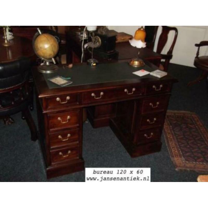 Koopje boekenkast chesterfield model Globe Wernicke €550,00