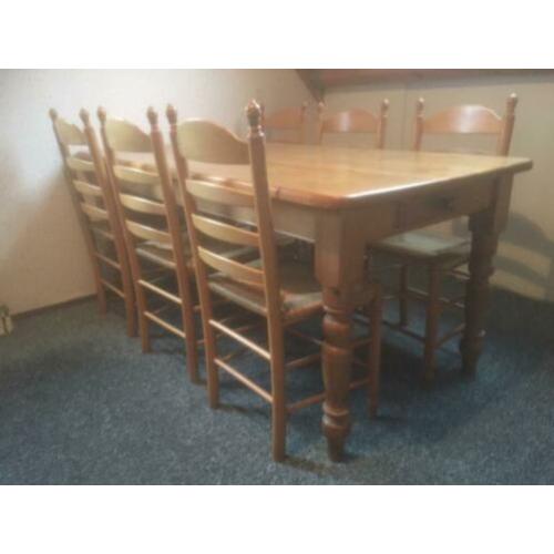 Oud grenen eettafel met 6 beuken Hollandse knopstoelen
