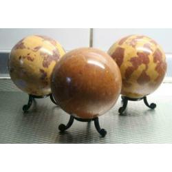 3 ca 8 cm Grote JASPIS Bollen, incl standaards, samen 2,1 kg