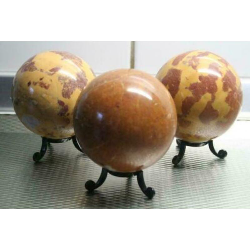 3 ca 8 cm Grote JASPIS Bollen, incl standaards, samen 2,1 kg
