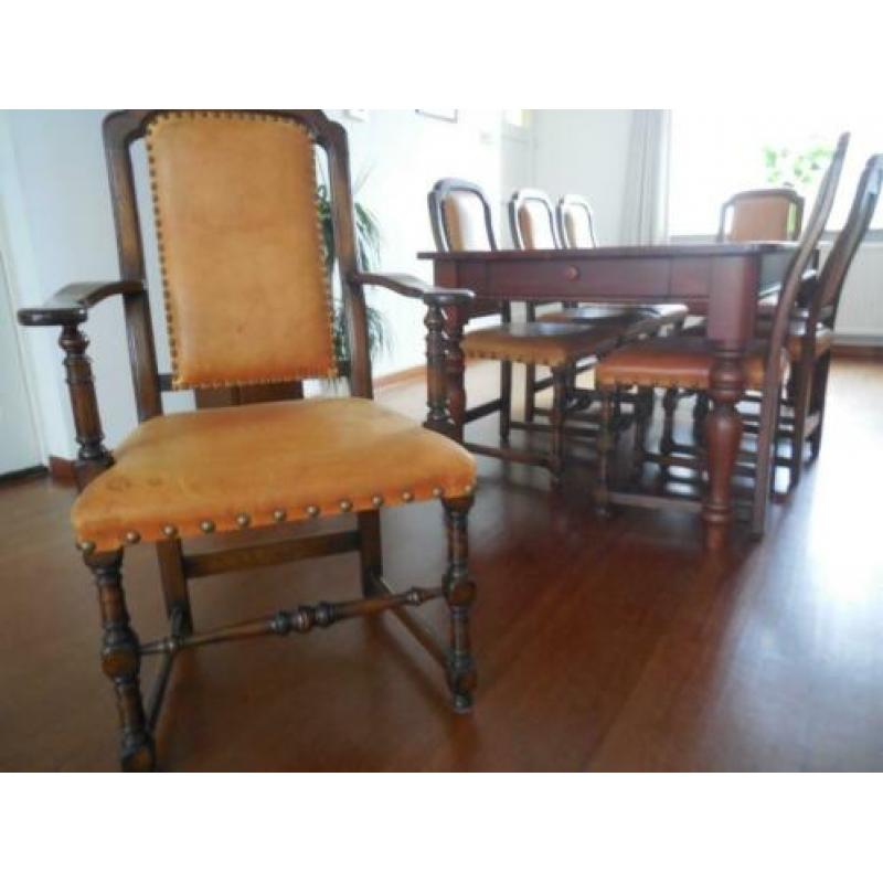 eetkamertafel + 8 leren stoelen