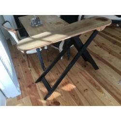 Oude sidetable vintage oude strijktafel