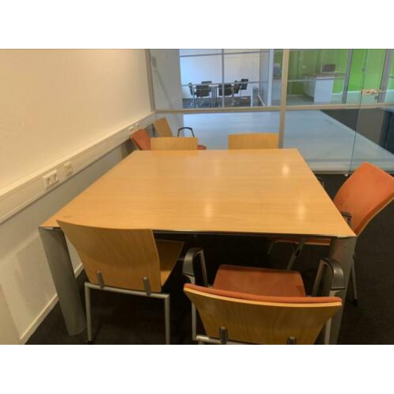 Ahrend vergadertafel met bijpassende set stoelen 7 stuks