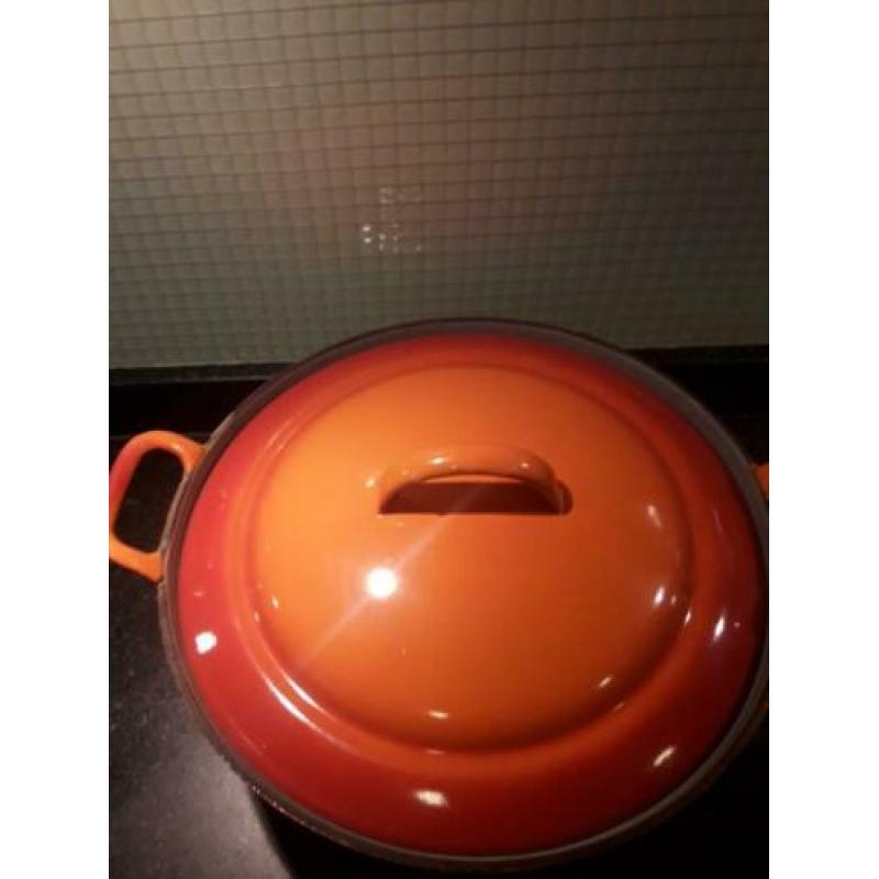 Mooie grote oranje gietijzeren braadketel doorsnee 30 cm