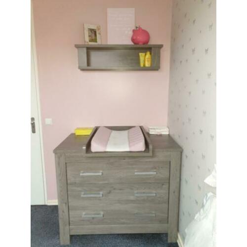 Mooi grijs ledikant+commode+sierplank