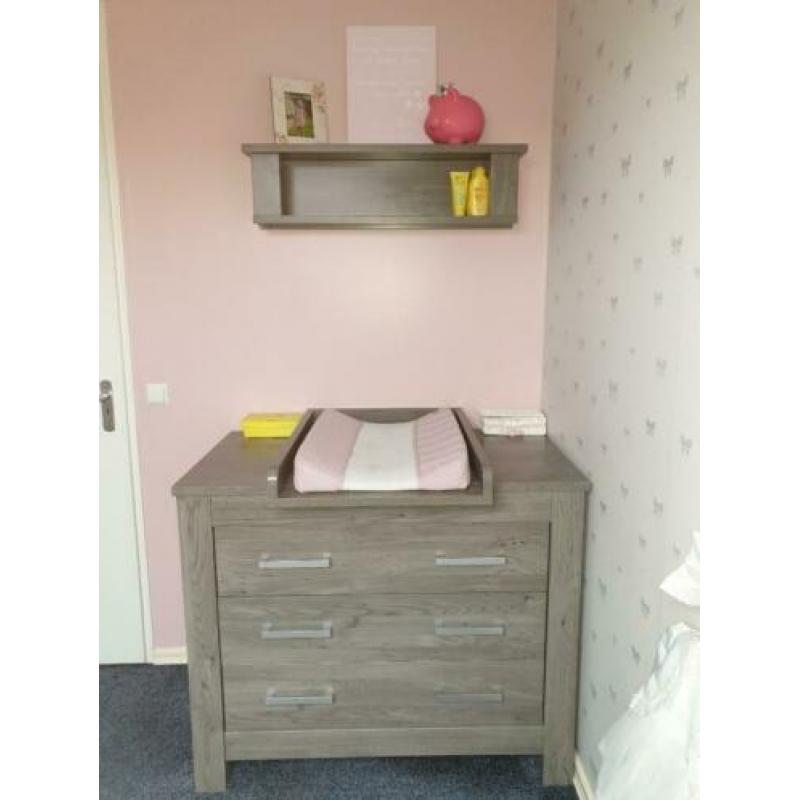 Mooi grijs ledikant+commode+sierplank