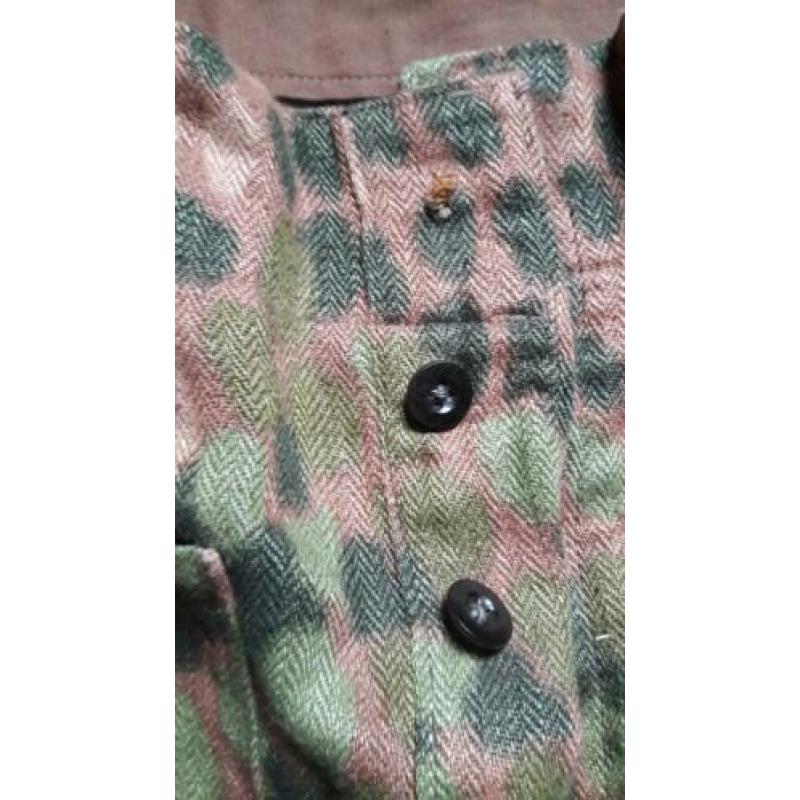Dot camo broek.