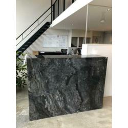 Marmeren blok, hoog 120, breed 150, diep 40 cm