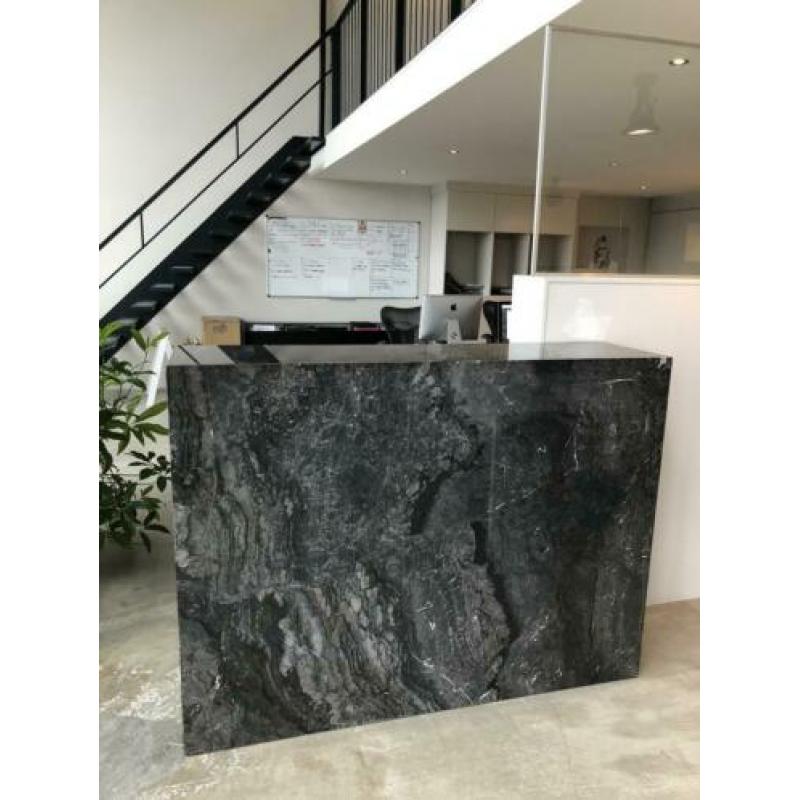 Marmeren blok, hoog 120, breed 150, diep 40 cm